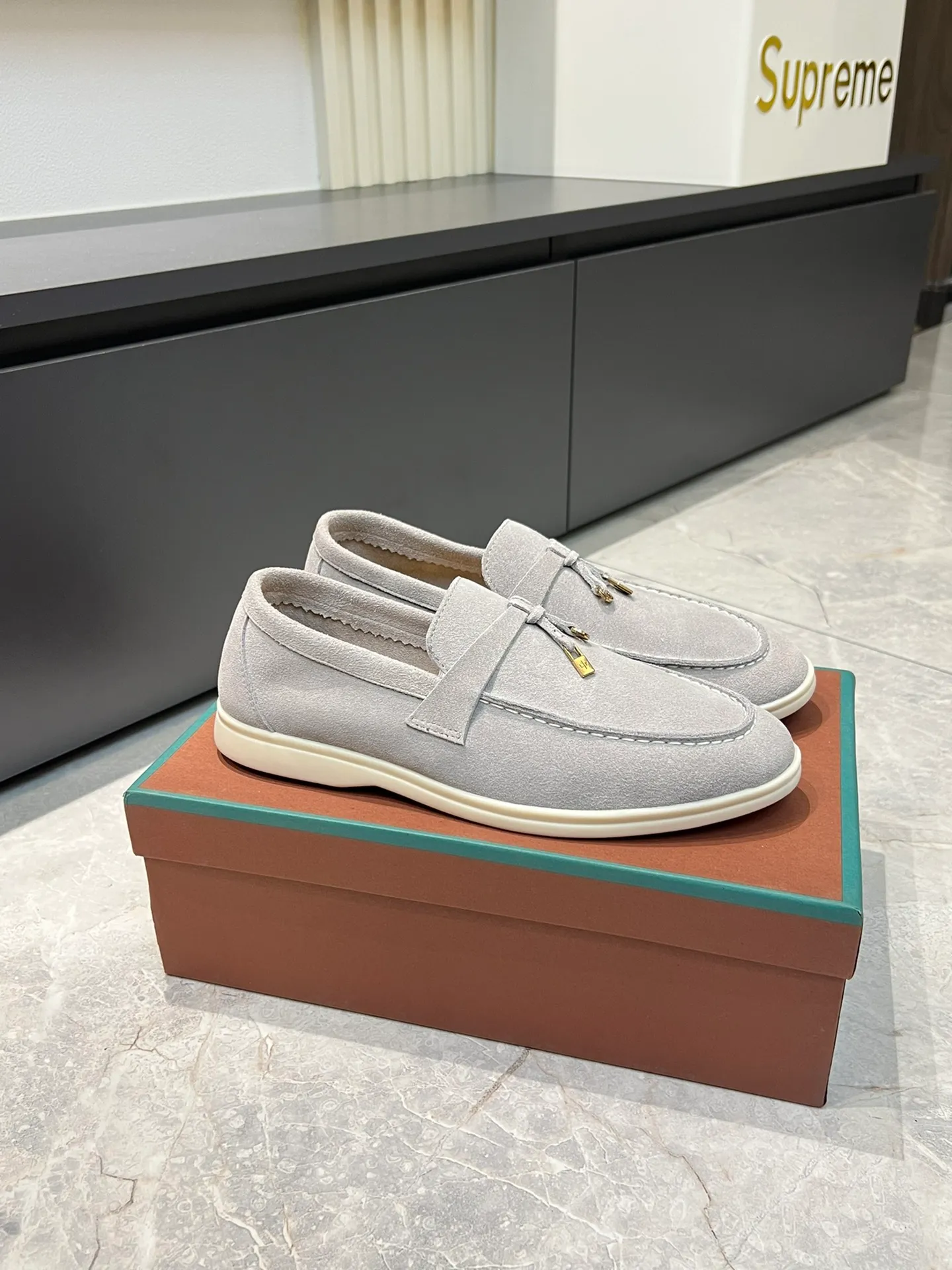 Men's shoes 💰p360 "Loro men's shoes 💰pian'*" Classic L men's shoes for couples 💰p Top version British flat loafers, a must-have item in old money style, the minimalist design is eye-catching and durable, a plus point for dressing The soft foot feel and texture are outstanding. They don’t scratch your feet and are very nice. They are matched with soft and waxy soles. They can be worn daily for a long time without getting tired. They are easy to wear, versatile and classic items, with perfect foot feel and texture! Imported cashmere fabric, the lining is made of imported A-grade water-dyed cow lining, the top version of the genuine leather midsole is sewn with pure handmade mark thread! Size: Female 35-40 (34. Customized) Male 38-44 (45.46. Customized)